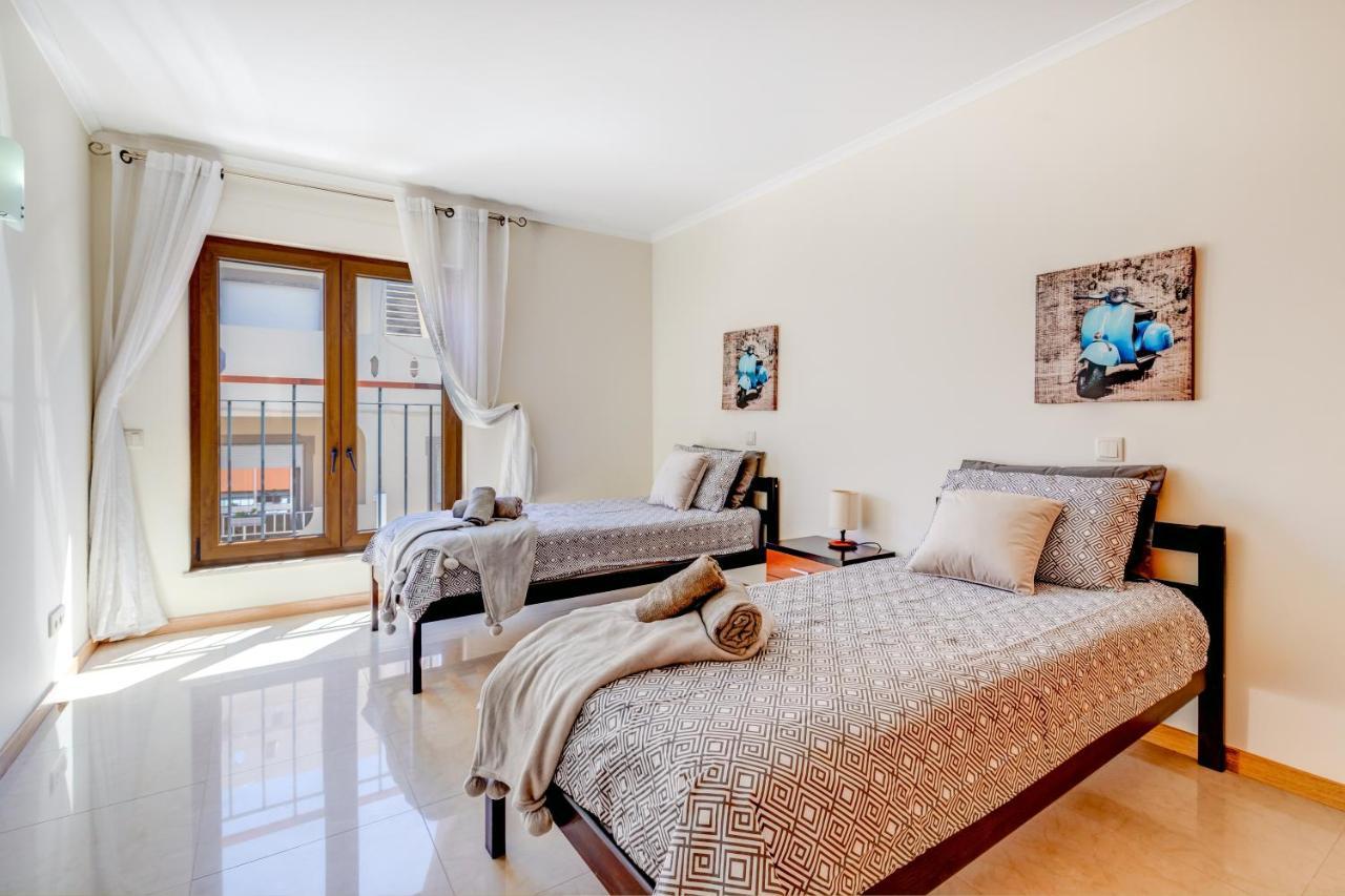 Two Bedroom Apartment With Rooftop Pool In Alvor Exterior photo
